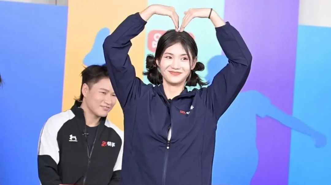 夏思凝在杭州参加直播活动时"比心"