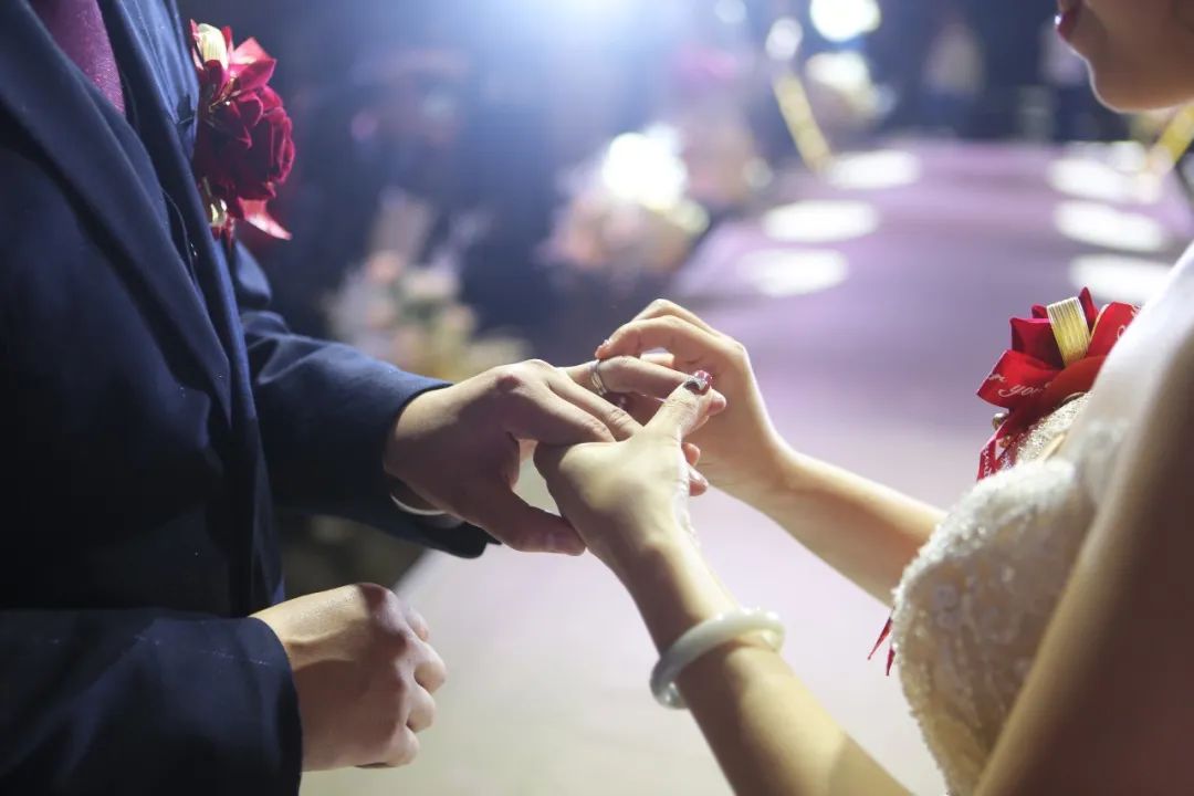 别人结婚我服务，别人休假我搞钱。