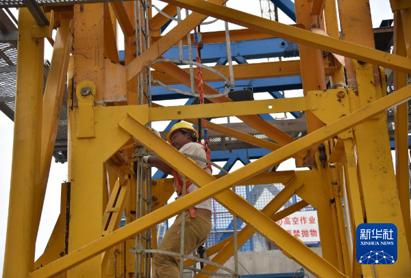 6969高空吊装工人在花江峡谷大桥安龙岸主塔塔顶施工.