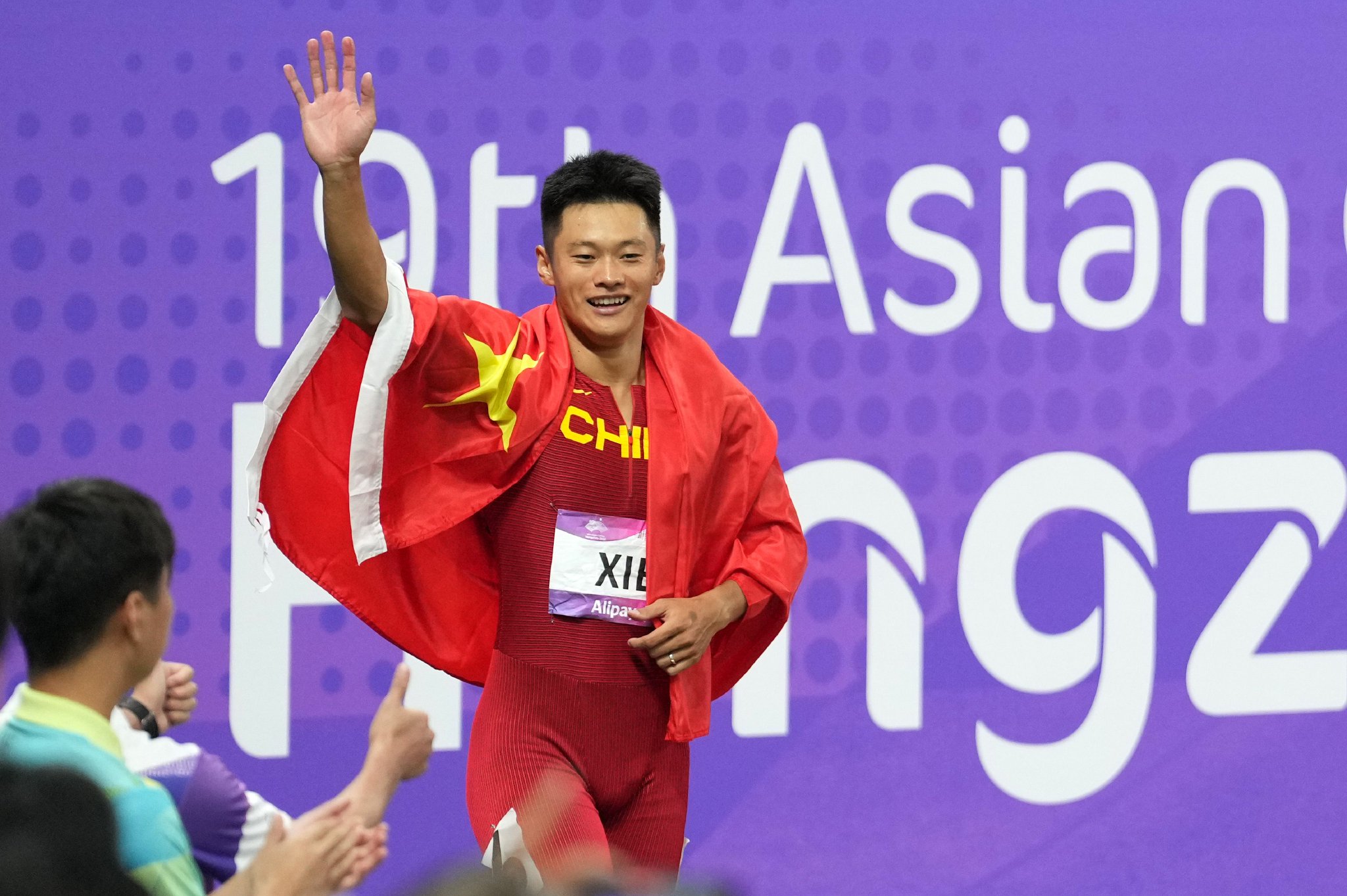 9月30日,中国选手谢震业在比赛后庆祝.新华社记者 孙非 摄