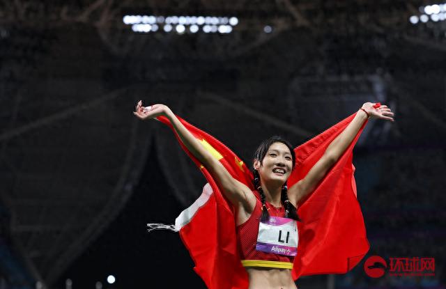 10月2日,中国选手李玉婷在杭州亚运会田径项目女子200米决赛中获得