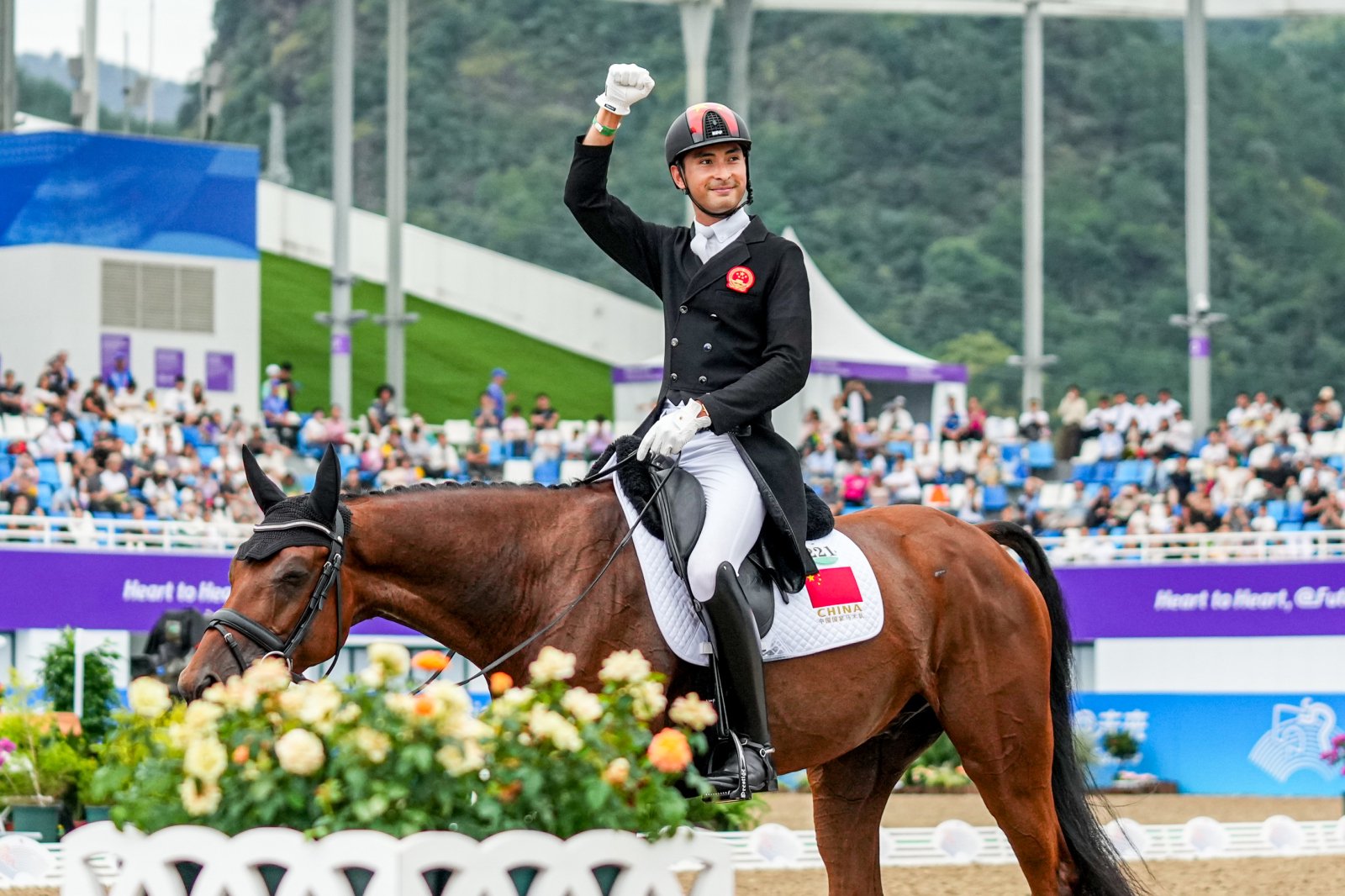 华天在盛装舞步项目的比赛中.(图片来源:杭州亚运会媒体在线)