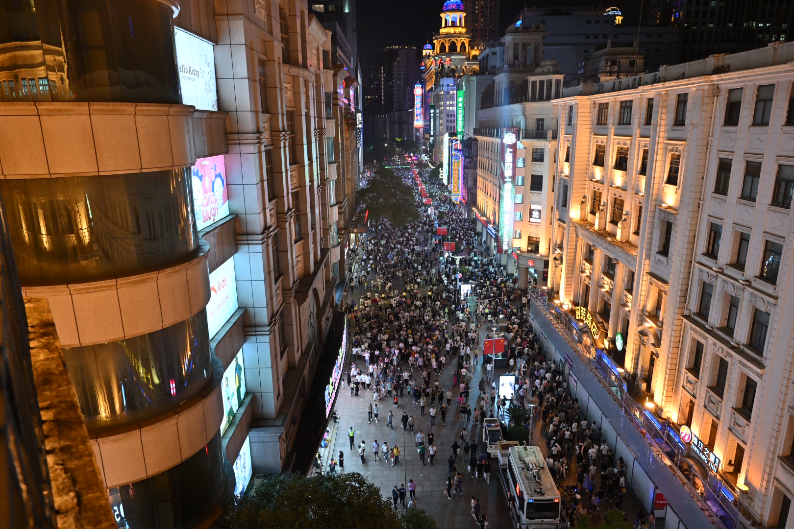 南京路步行街上的人潮.