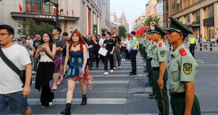 假日上海｜在南京路执勤13年，他见证“拉链式人墙”背后的故事