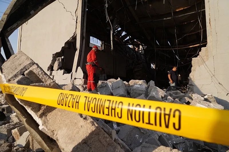 消防人员在火灾现场