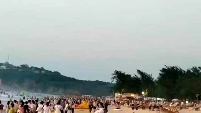 “a sea of people” 《人山人海》_新浪新闻
