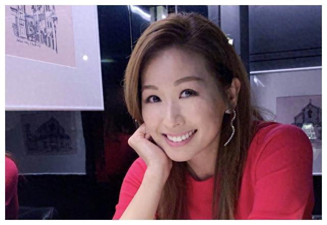 TVB御用颠婆离巢后首现，揭秘身家上亿的富二代生活！|富二代|赵希洛|配角_新浪新闻