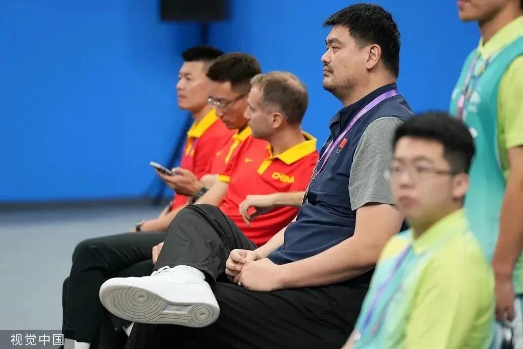 姚明在场边观战.