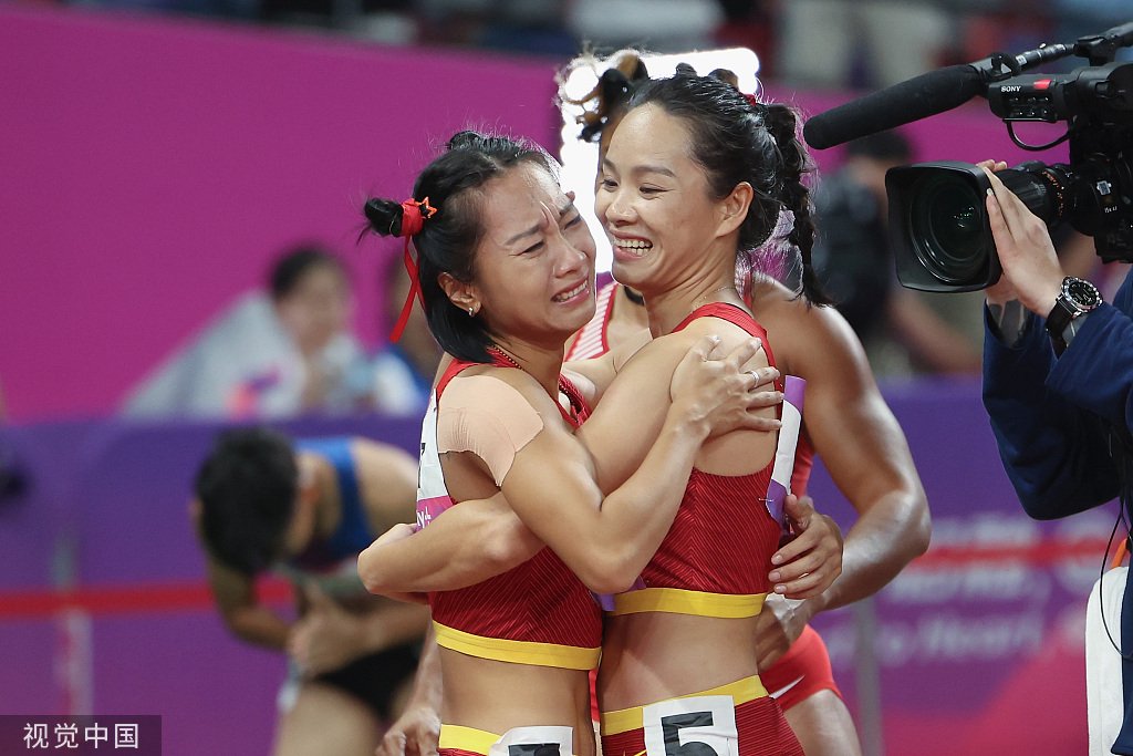 葛曼棋(左)和韦永丽.