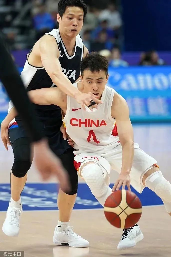 赵继伟在比赛中.