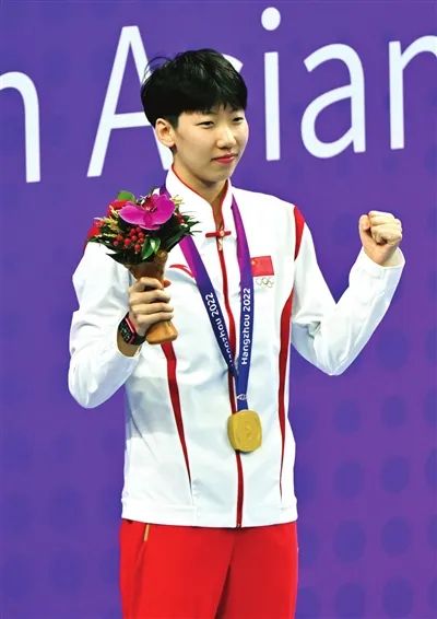 登上领奖台的李亚杰.特派记者 宿晓健 摄