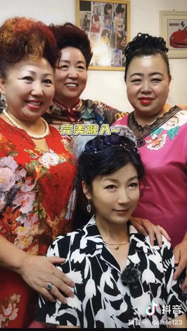 演员代乐乐来到天津体验盘头.图片来自代乐乐抖音视频截图.