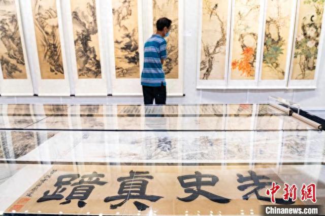 图为观众参观中国古代书画作品展示。 中新网记者 侯宇 摄