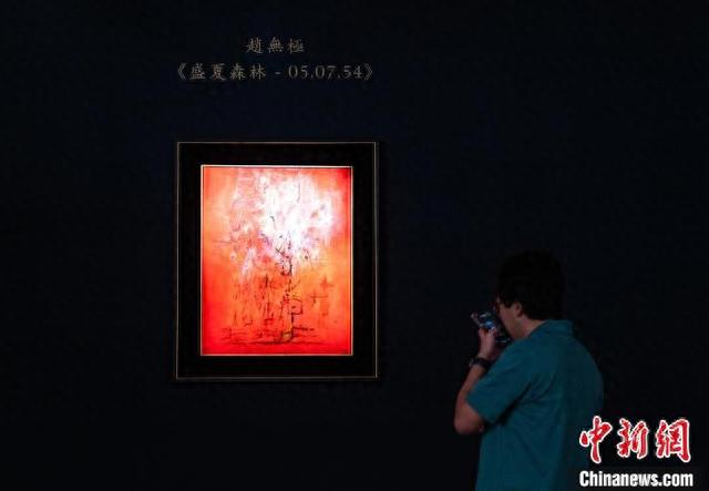 图为一位男士欣赏赵无极的油画作品《盛夏森林-05.07.54》。 中新网记者 侯宇 摄