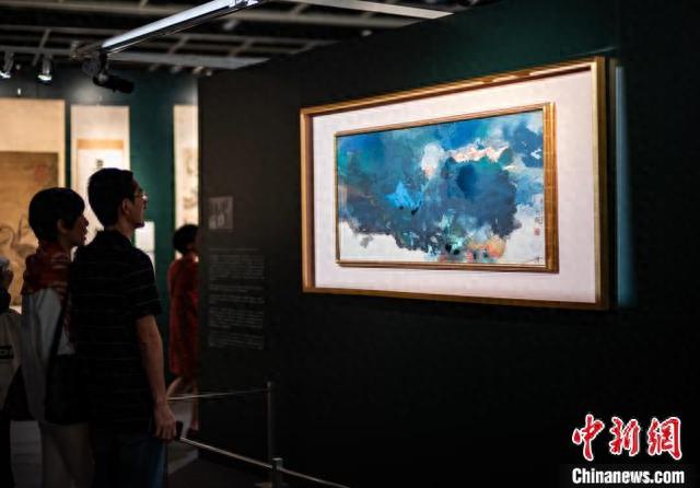 图为观众欣赏张大千1968年创作的的泼彩纸本《夏山飞翠》。 中新网记者 侯宇 摄