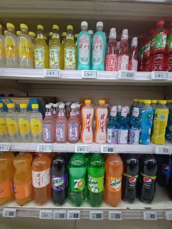 图/国产汽水品牌走上超市货架，来源/2023年8月12日，燃次元拍摄于北京市丰台区一家物美超市