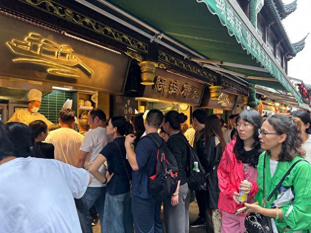 国庆长假期间,绿波廊的外卖窗口站满了排队购买点心的顾客.