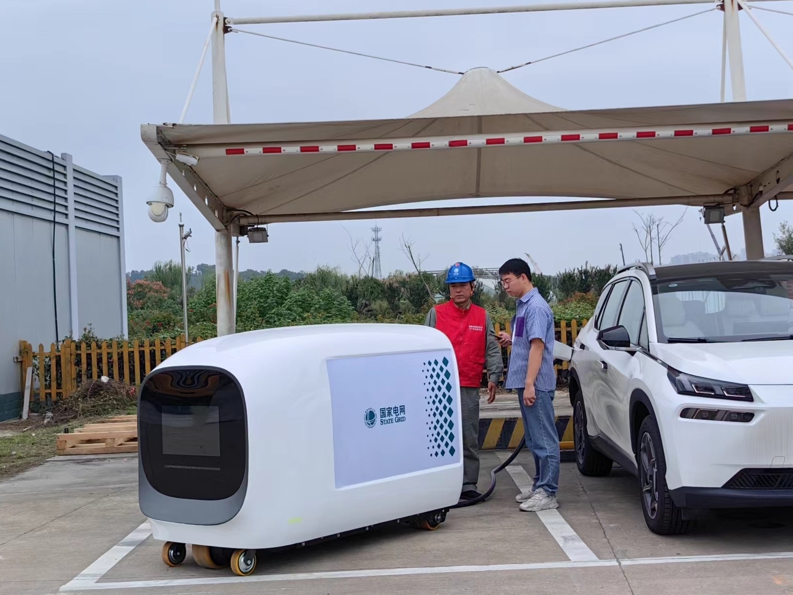 湖北智能移动充电机器人护航假日绿色出行