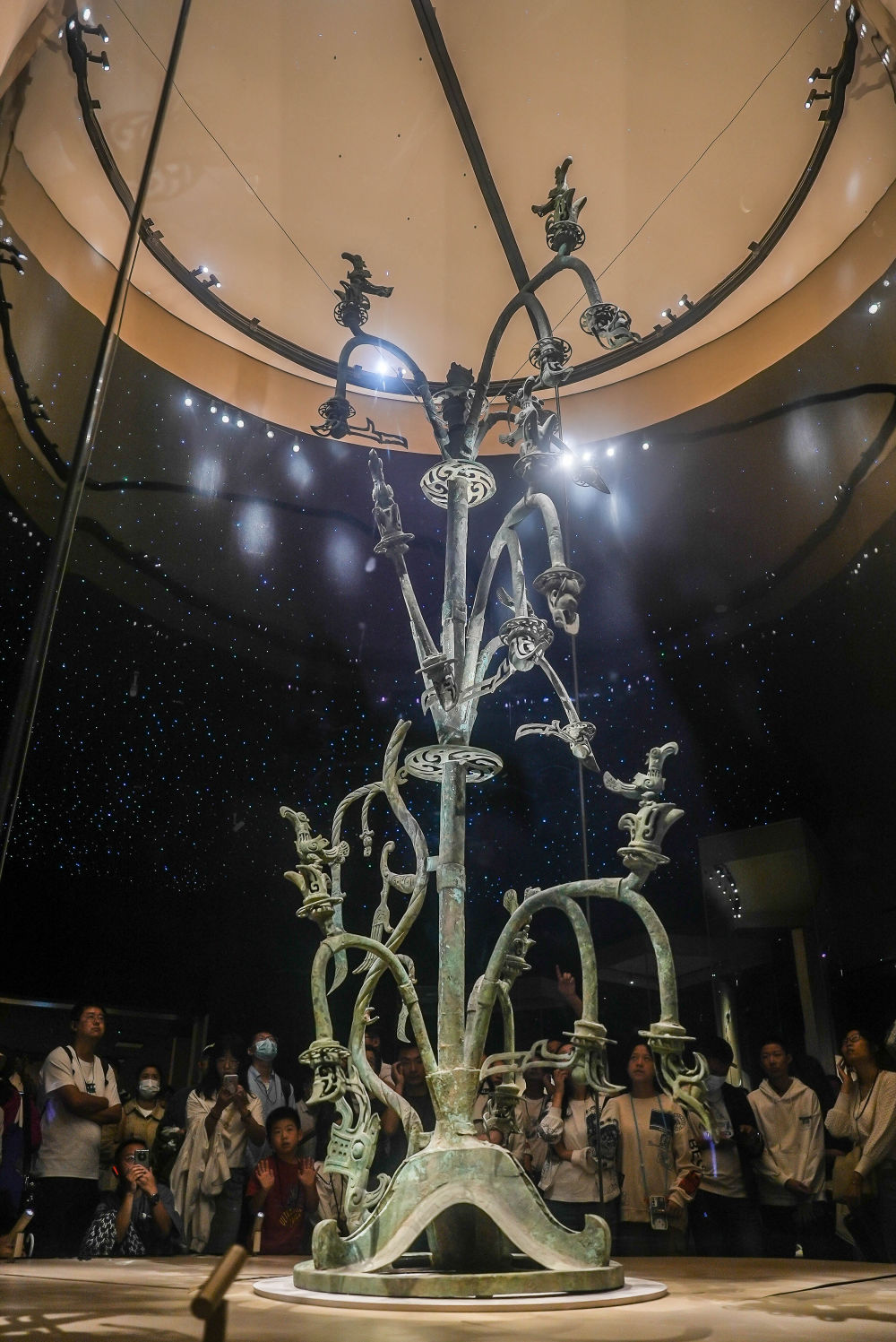 2023年9月29日,游客们在三星堆博物馆新馆内参观青铜神树. 受访者供图