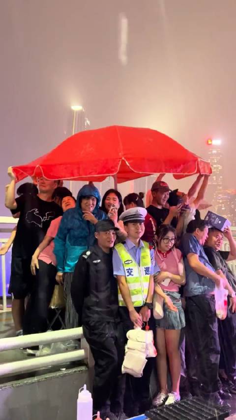 夜晚突降大雨,大家挤在一把大伞下躲雨……_新浪新闻