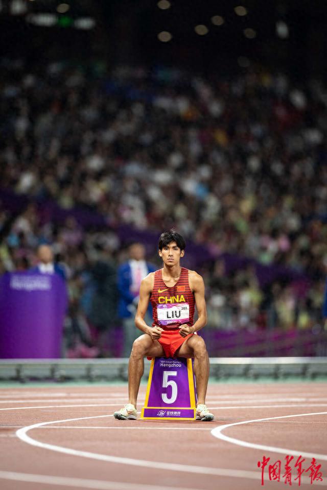 10月3日,杭州,亚运会田径赛场,中国选手刘德助在男子800米决赛前.