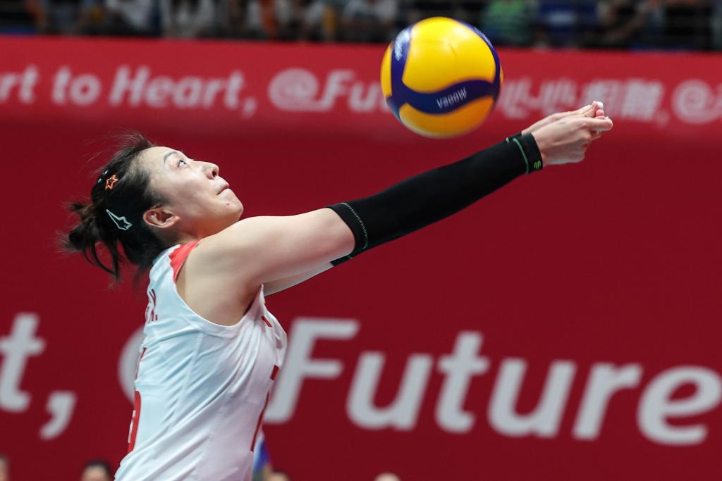 10月4日,丁霞在比赛中垫球.新华社记者 朱峥 摄