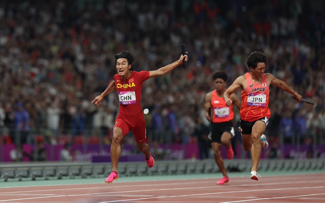 男子4×100米接力，担任最后一棒的陈佳鹏绝杀日本队。  新京报记者 王飞 摄