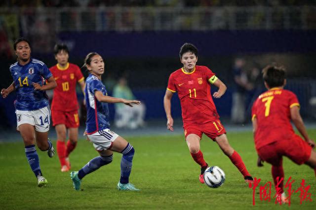10月3日晚,杭州亚运会女足半决赛,中国队11号王珊珊带球.