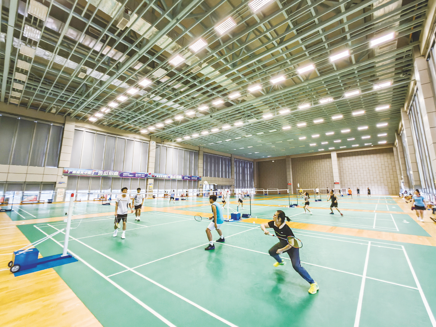 假期里,不少市民来到广西体育中心综合训练馆羽毛球馆打球,享受运动