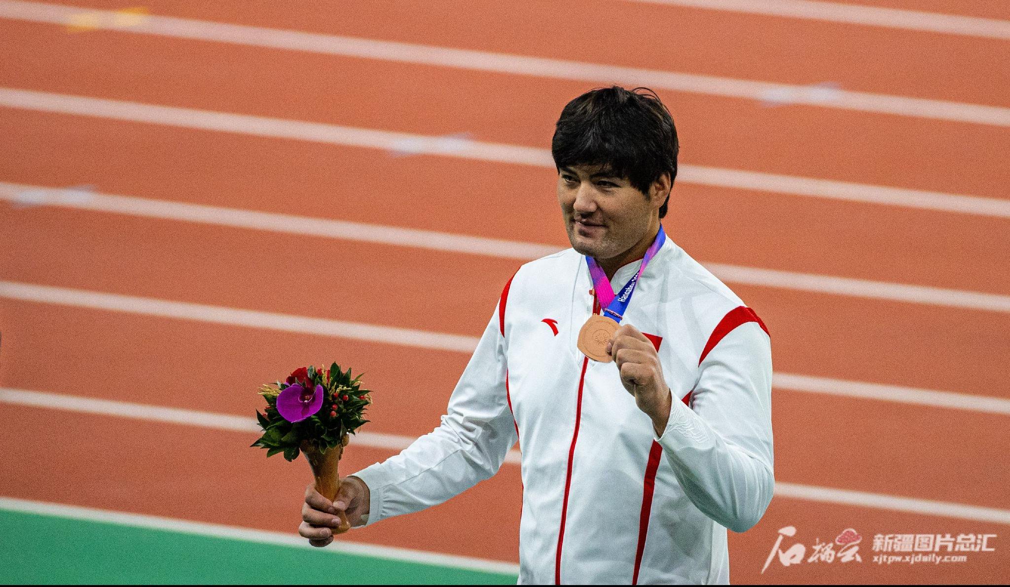 10月2日,在杭州奥体中心体育场领奖台上,中国铁饼运动员阿卜杜艾尼