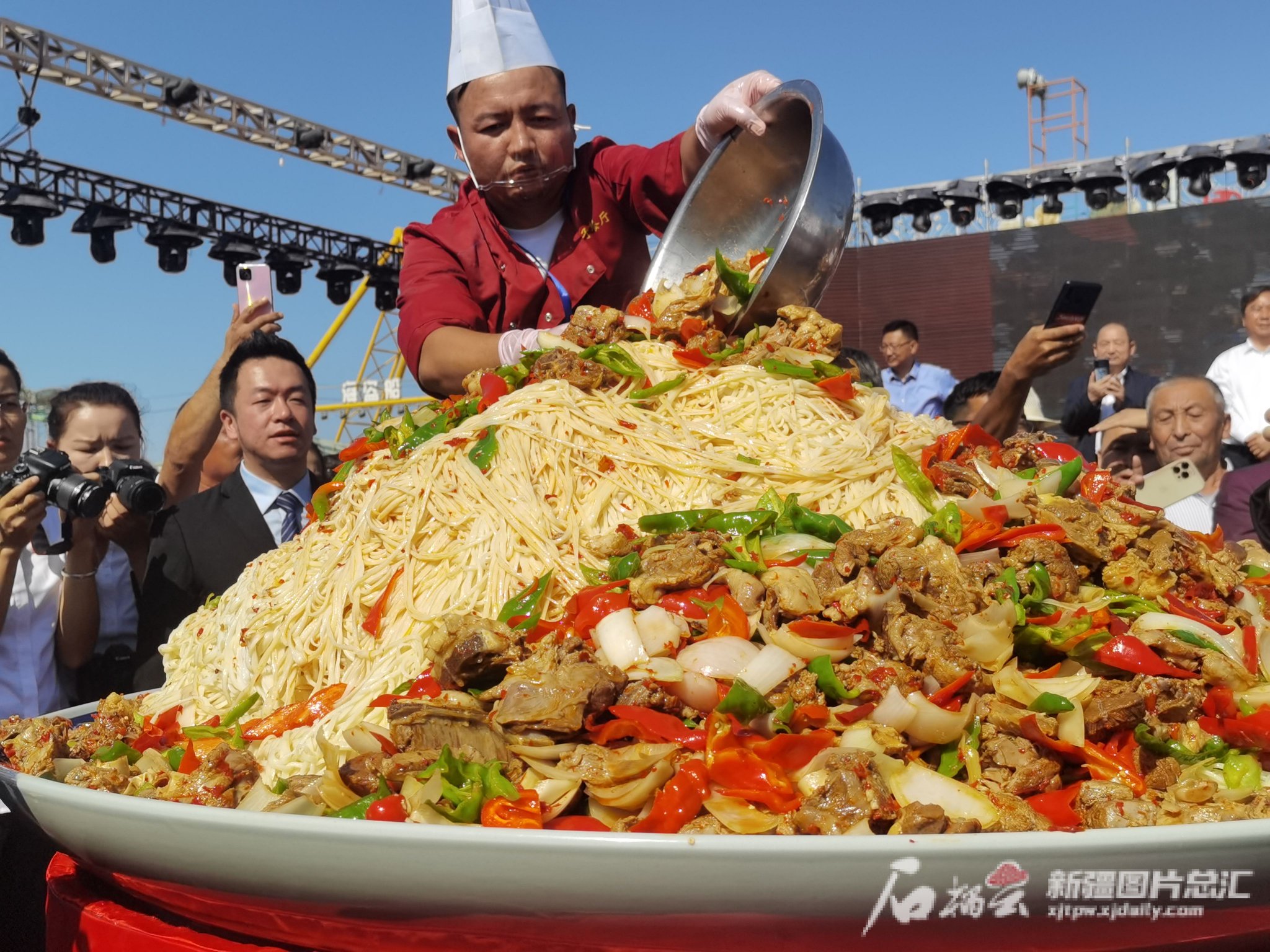 10月2日,托克逊县穆沙子餐厅厨师们用黑羊肉和蔬菜制作的拌面.