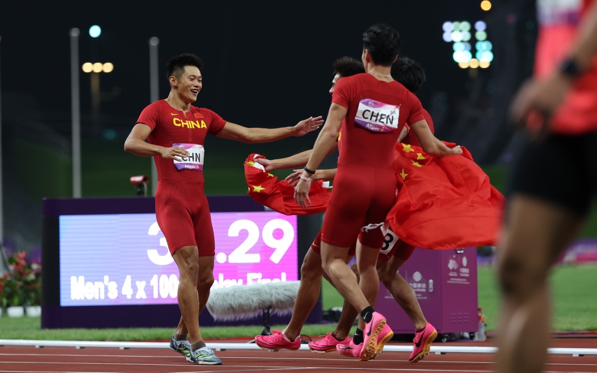 谢震业（左）和三个00后队友庆祝胜利。  新京报记者 王飞 摄