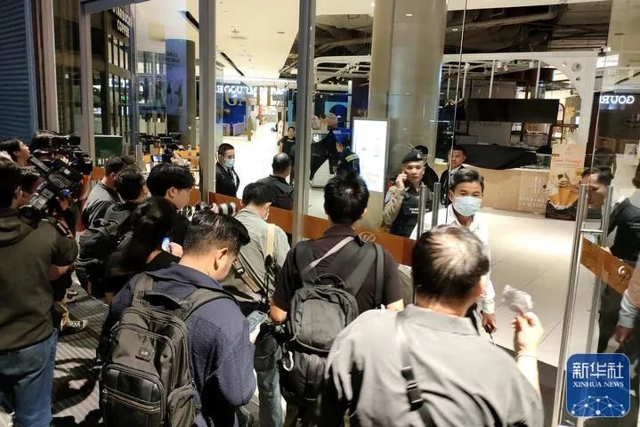 ▲10月3日，应急人员在泰国曼谷发生枪击事件的商场工作。