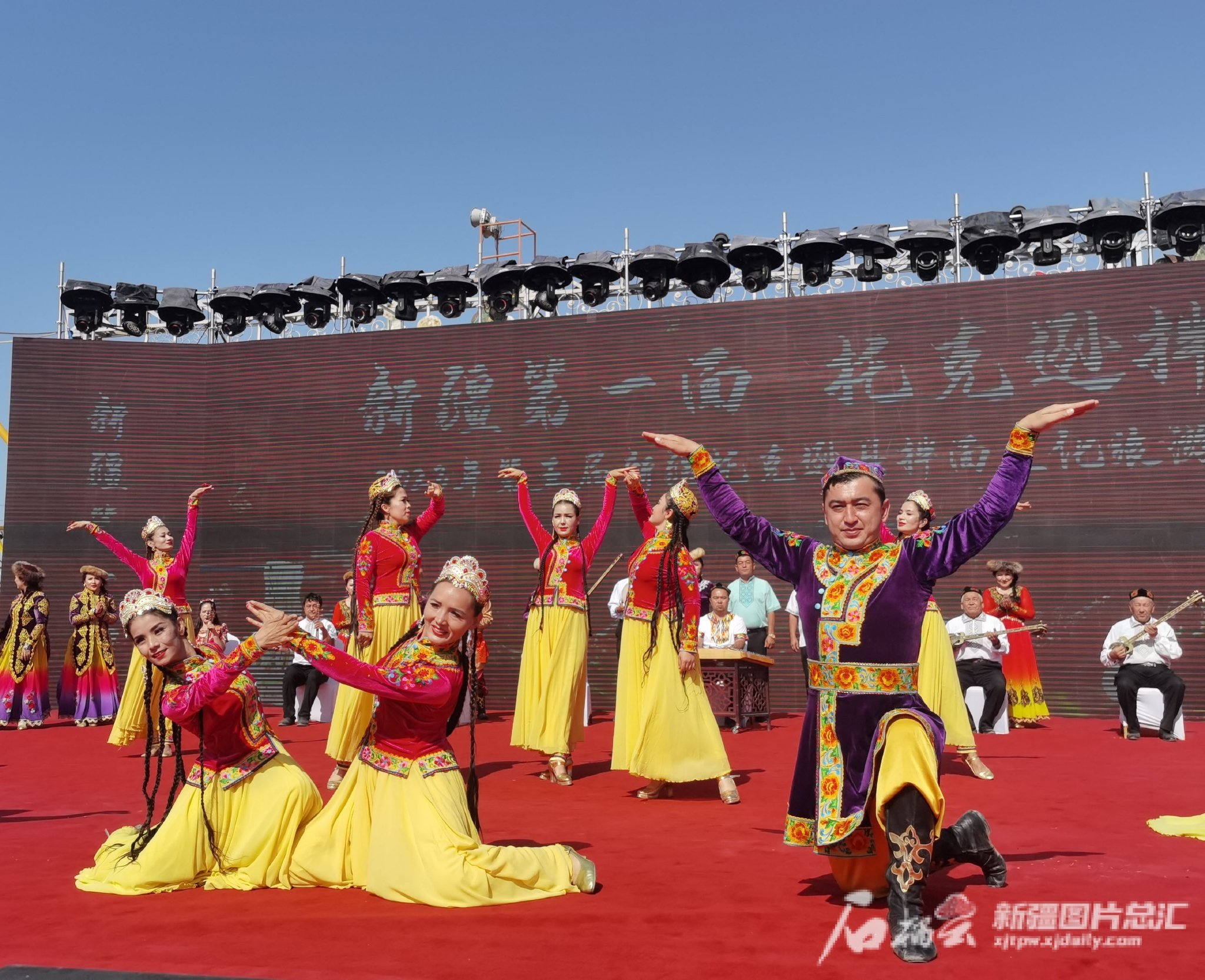 10月2日,第五届新疆托克逊县拌面文化旅游节活动现场,演员们正在进行