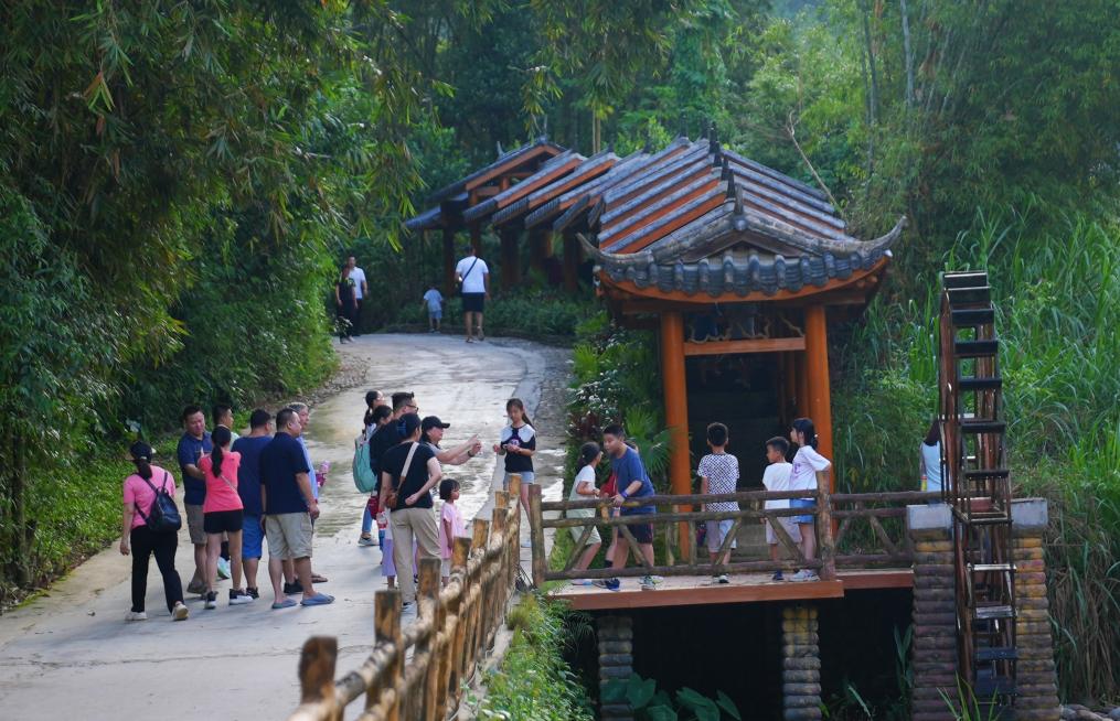 10月2日,游客在海南省五指山市水满乡毛纳村游玩