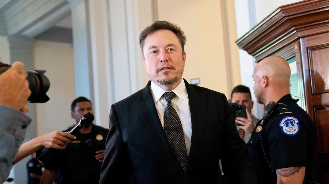 的作者沃尔特·艾萨克森最近发布了他的新作《埃隆·马斯克传》,有人