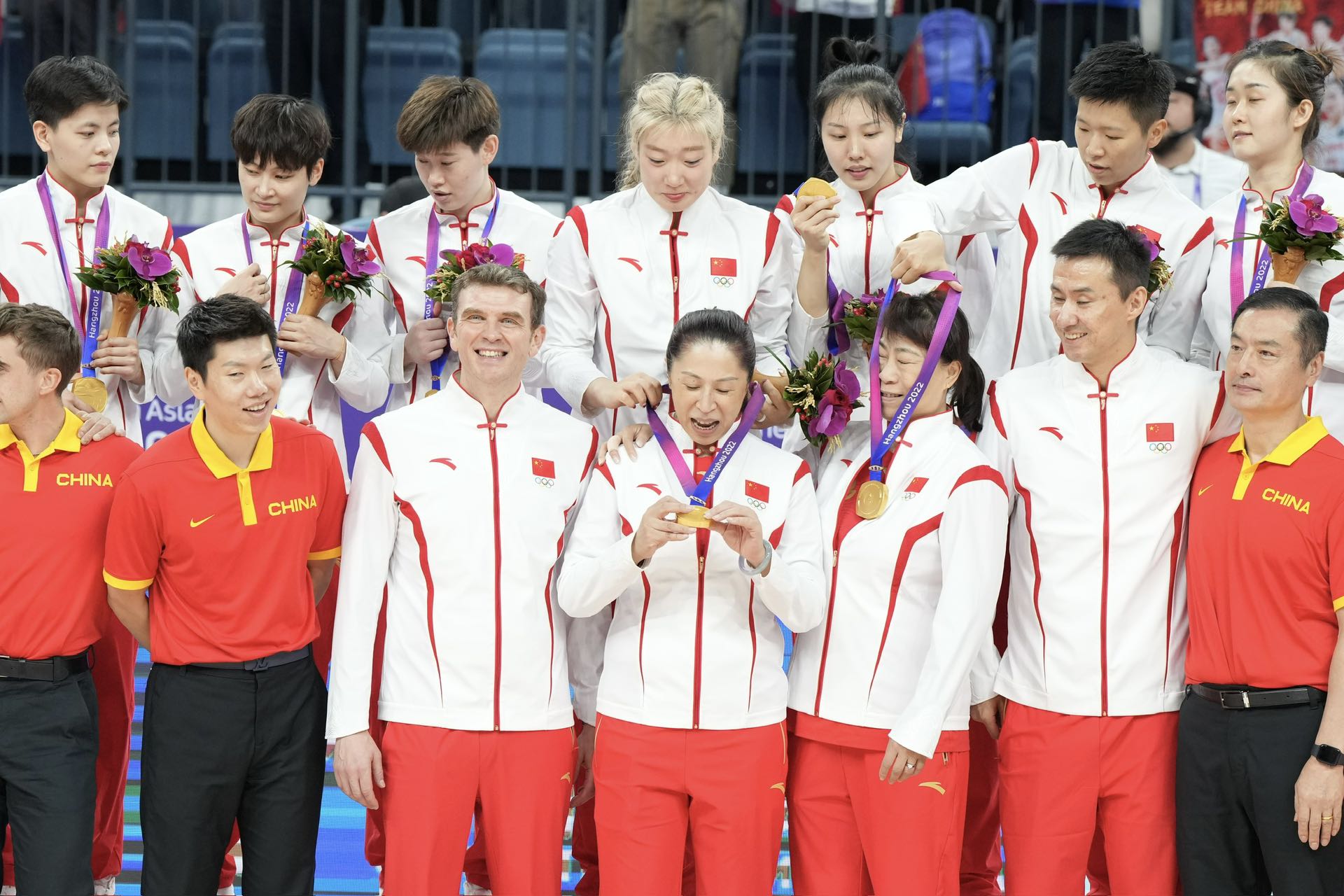 中国女篮站上冠军领奖台|中国女篮_新浪财经_新浪网