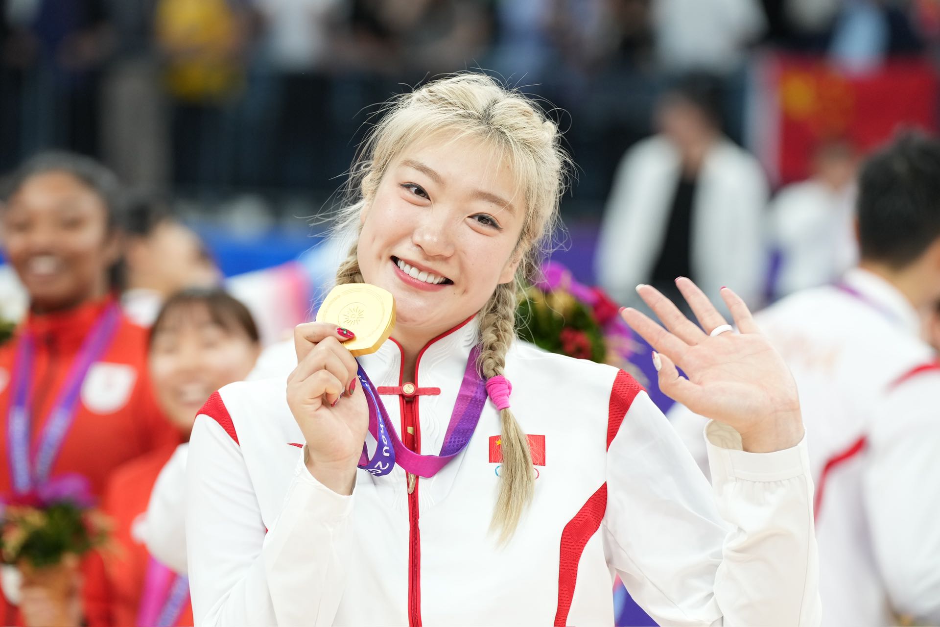 荣耀时刻!中国女篮站上冠军领奖台