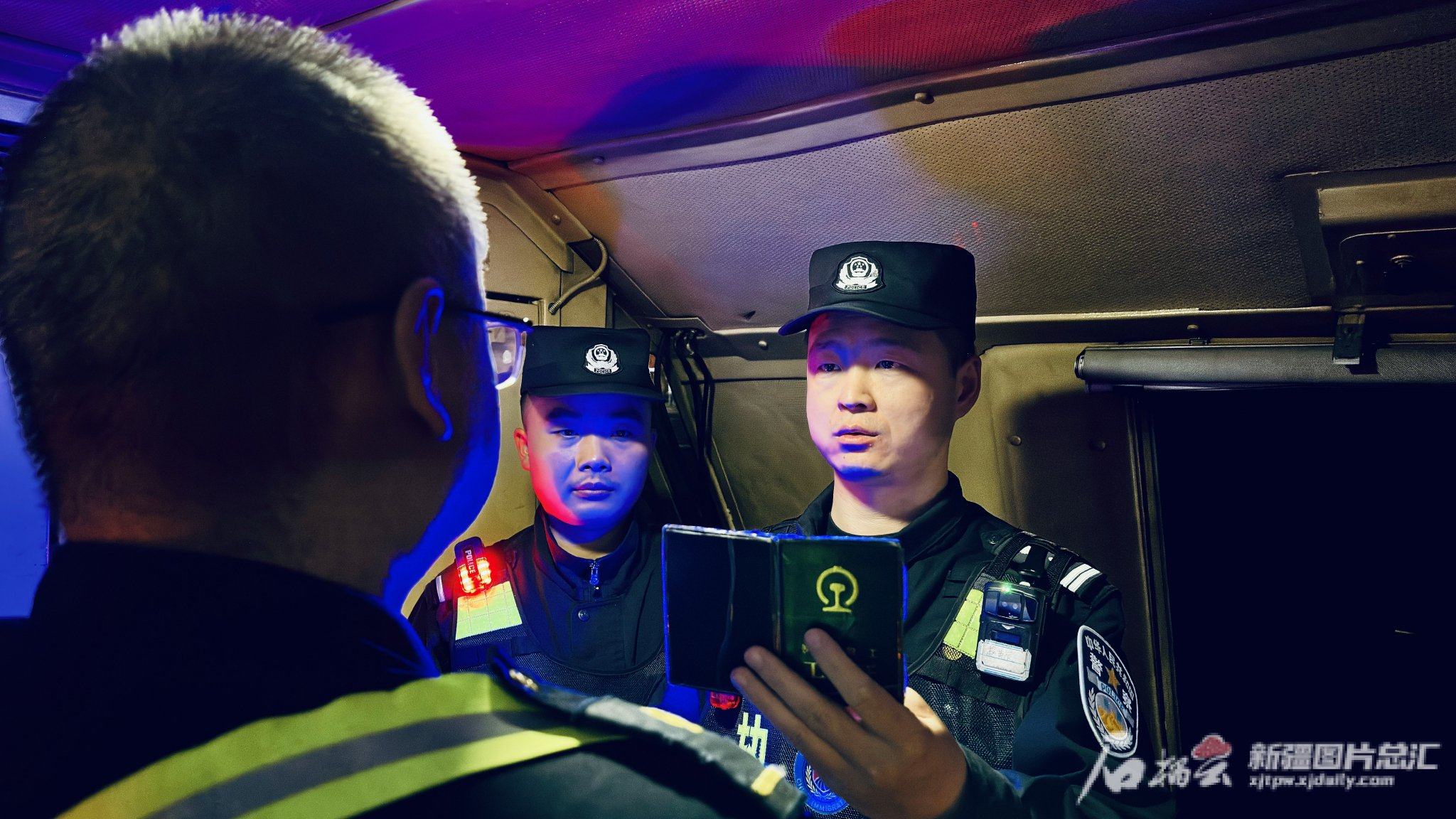 阿拉山口出入境边防检查站铁路准轨执勤民警登上列车机头进行检查.