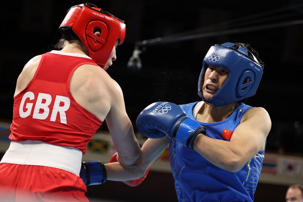 2021年8月8日,在东京奥运会拳击女子75公斤级决赛中,李倩(右)不敌