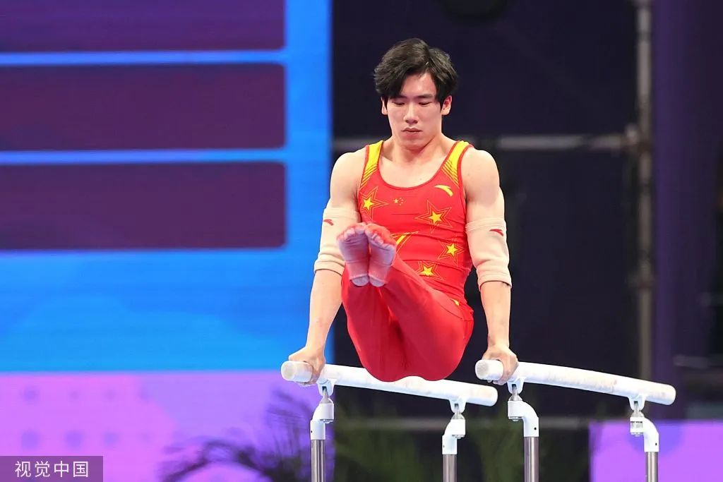 张博恒在双杠比赛中.