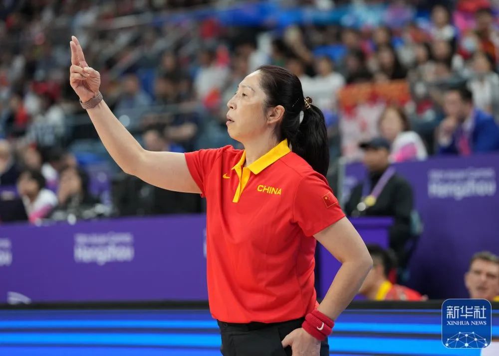 中国队主教练郑薇在场边指挥