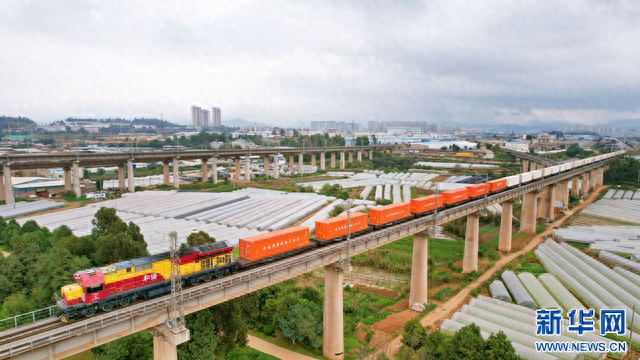 "澜湄快线"国际货物列车行驶在中老铁路国内段线路上(资料图).