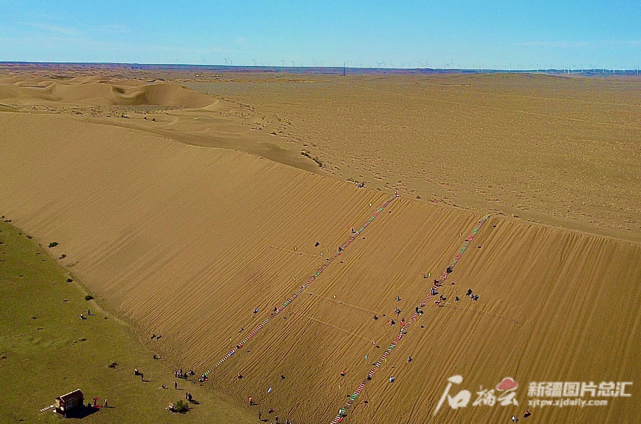 10月4日,俯瞰木垒哈萨克自治县鸣沙山景区(无人机摄).