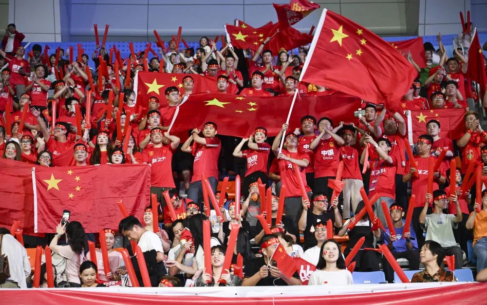 10月3日,在杭州亚运会足球女子组半决赛中,观众在现场为中国队加油.