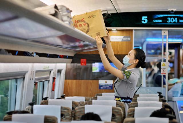 杭州客运段乘务员整理行李架.周围 摄