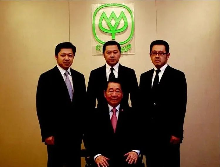 谢国民(前排)和三个儿子:从左至右:谢荣人,谢吉人和谢汉人