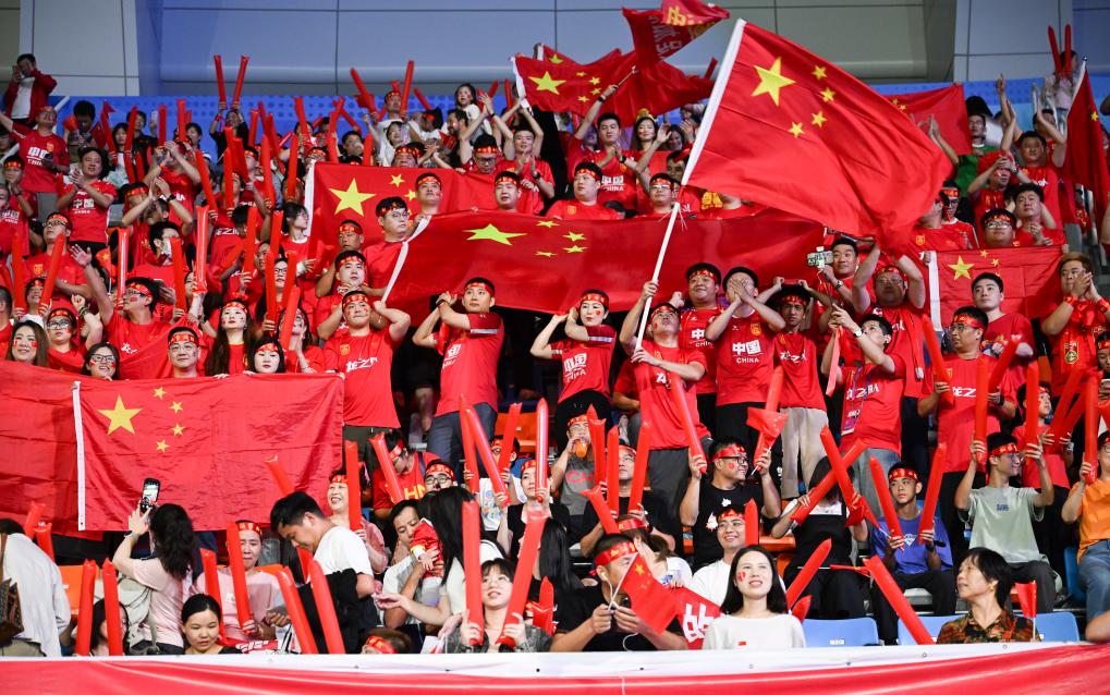 10月3日,在杭州亚运会足球女子组半决赛中,观众在现场为中国队加油.