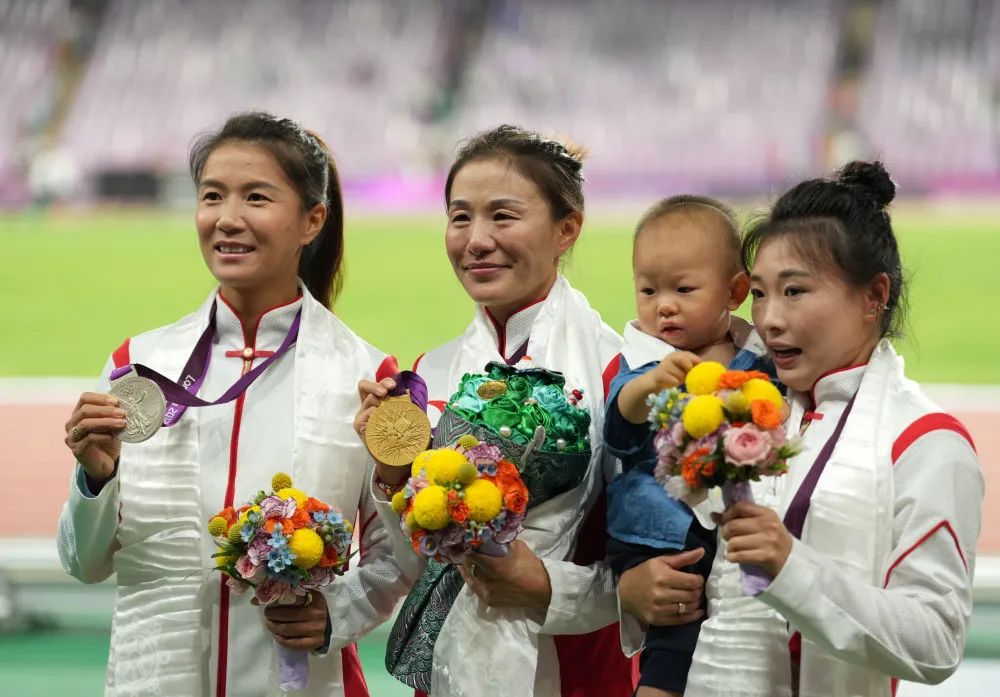 10月4日，切阳什姐（左二）、刘虹（左一）、吕秀芝（右一）在颁奖仪式后合影。新华社记者 孙非 摄