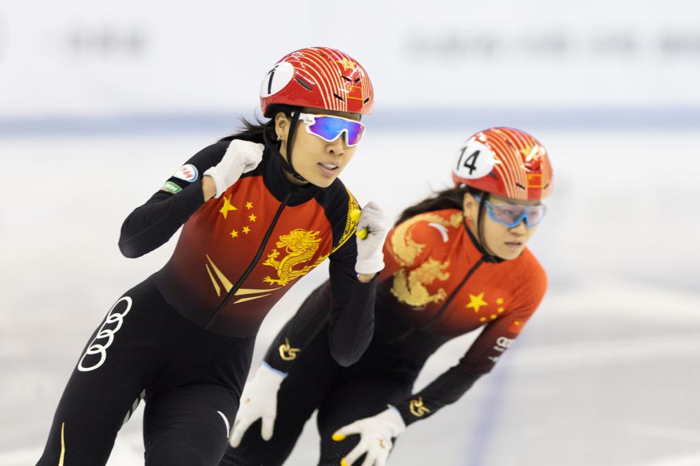 10月5日,徐爱丽(左)在夺冠后庆祝.新华社记者 王翔 摄